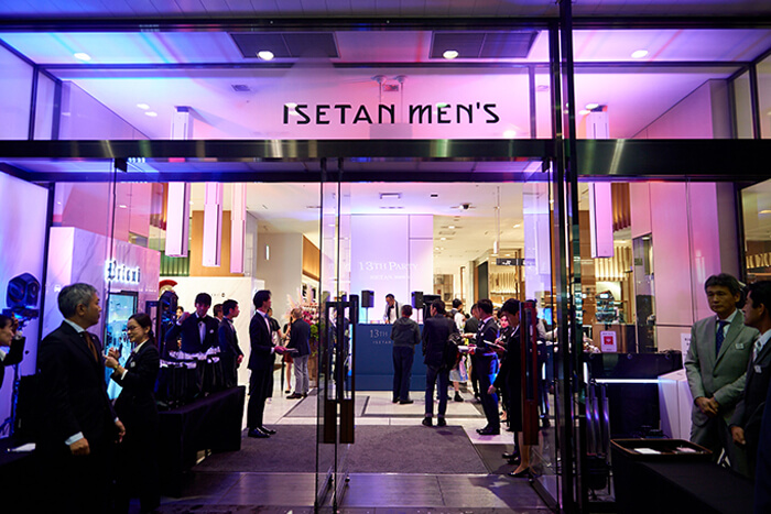 Isetan kleidet sich für die Italia Week in Alcantara