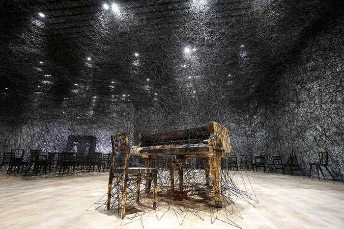 alcantara in silence mori art museum tokio chiharu shiota thumb