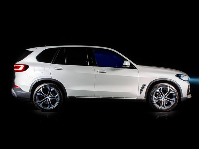 ALCANTARA FIRMA GLI INTERNI DELLA BMW X5 TIMELESS EDITION