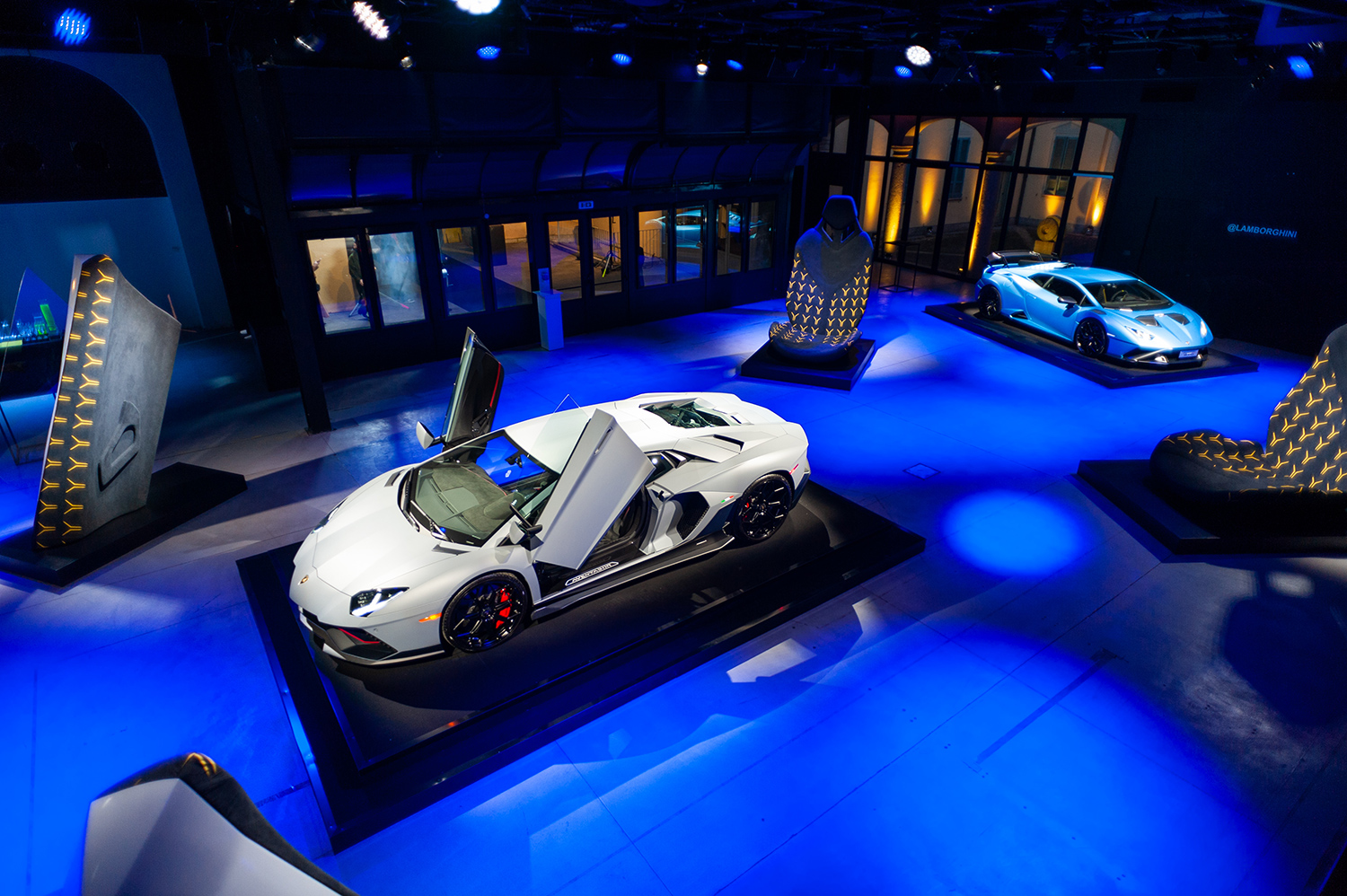 カスタマイズが重要: Alcantara (アルカンターラ)が Lamborghini・Aventador Ultimae ・ Huracán STO を飾る