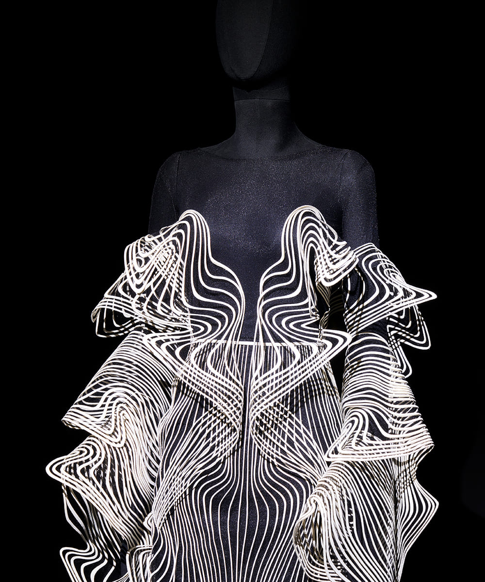 02_alcantara_beyond boundaries_iris_van_herpen_extended_indefinitely_details (1)