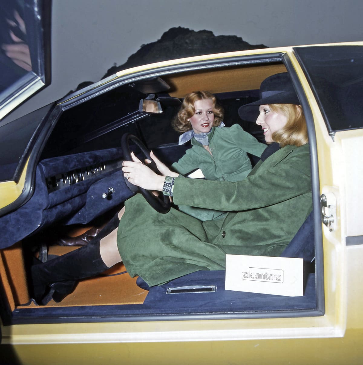 alcantara_lamborghini_bravo_interni
