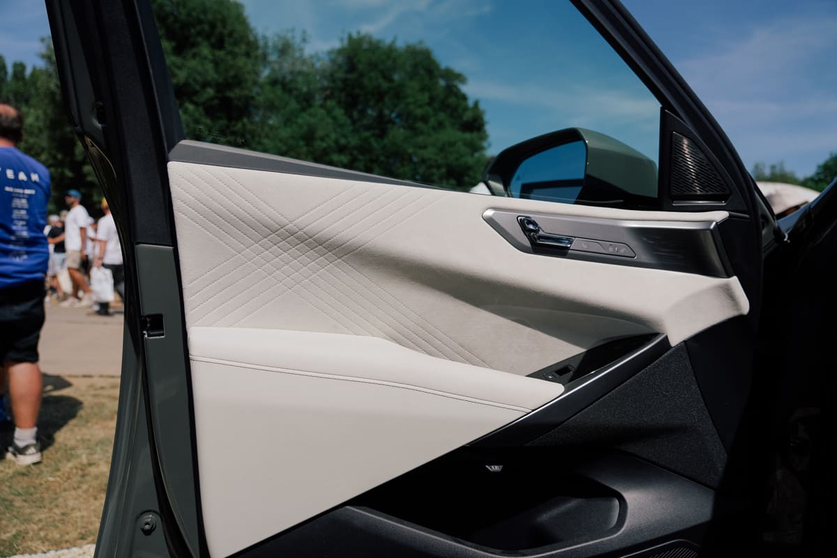 alcantara_BMW iX5_pannello_porta
